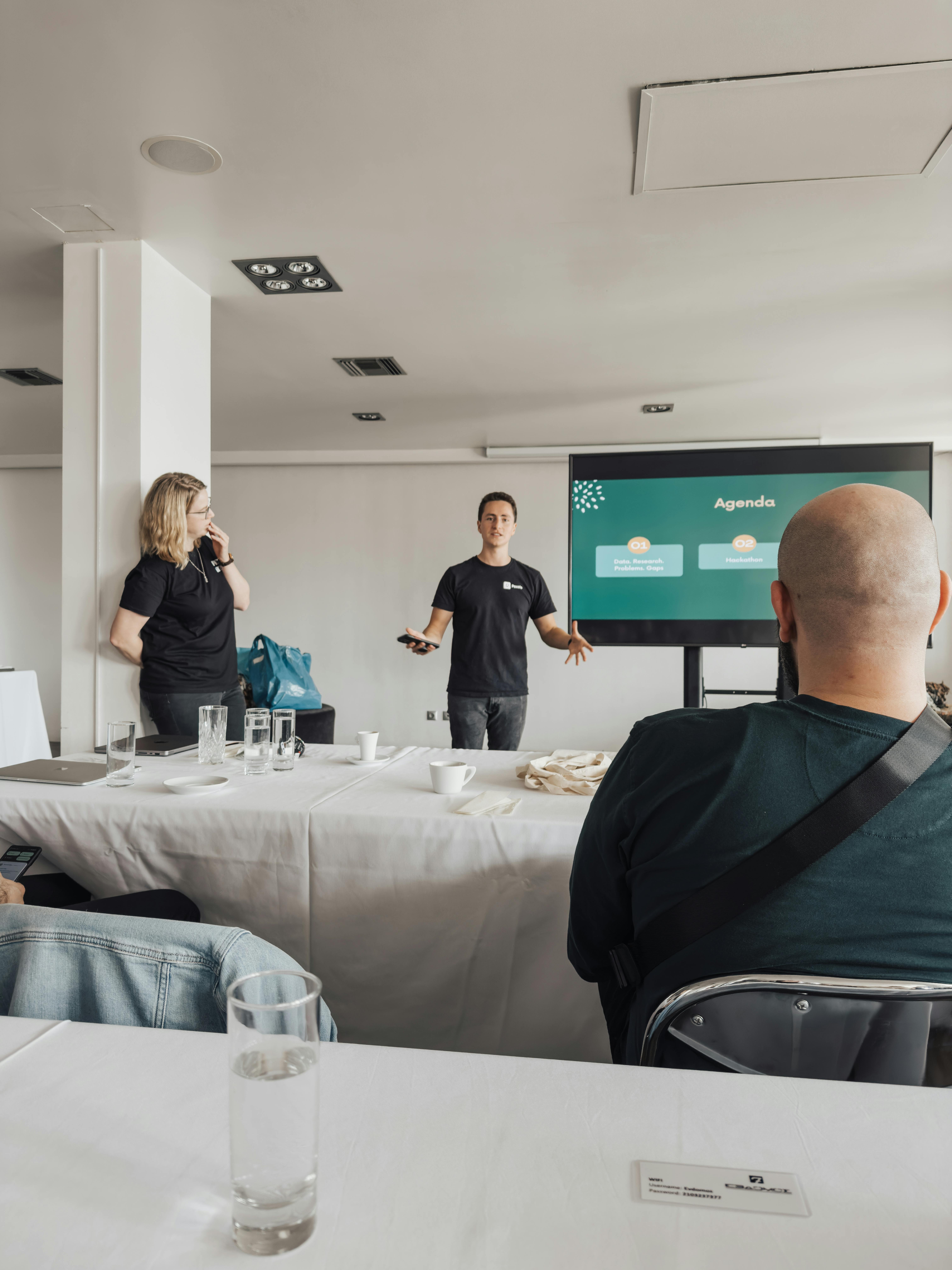 Utbildning och workshop med presenter vid skärm